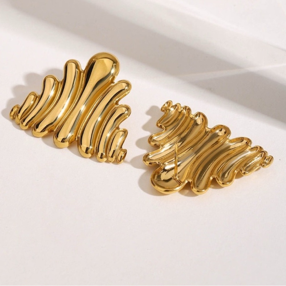 Elegant Gold Wave Earrings - Picture 2 of 4